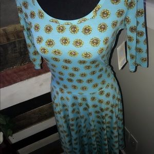 Buy 2 get 1♥️ NWT LuLaRoe sunflower 🌻Nicole dress